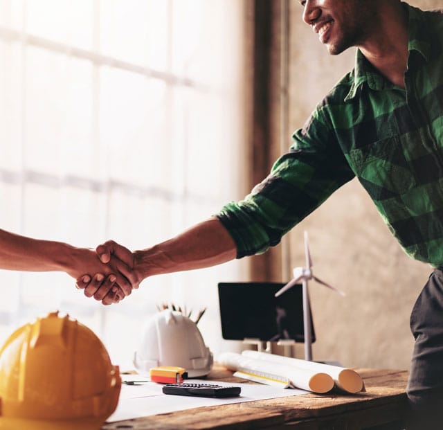 Poignée de main entre un investisseur et un représentant de Solico