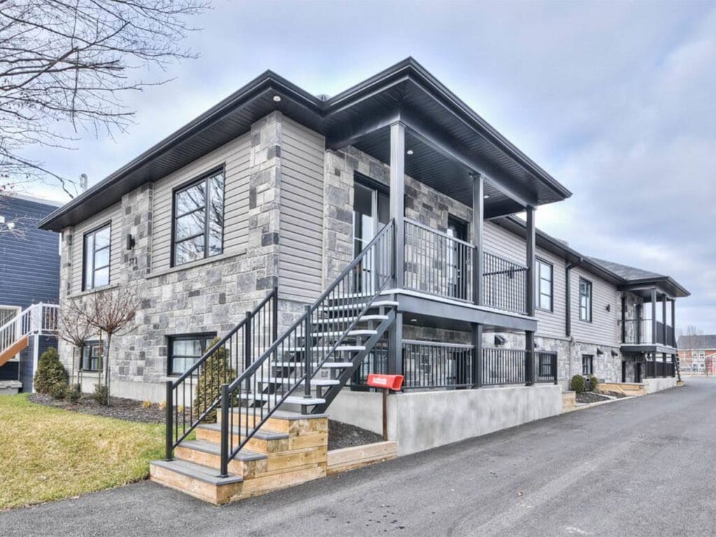 Semi-detached duplex built by Solico at 389 rue Victoria