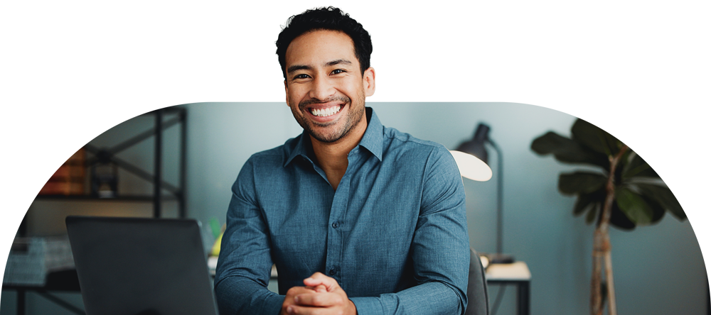 Investisseur souriant devant son ordinateur portable